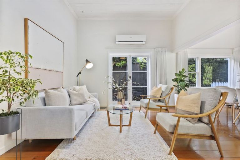 Photo of property in 17b Rodney Road, Northcote Point, Auckland, 0627