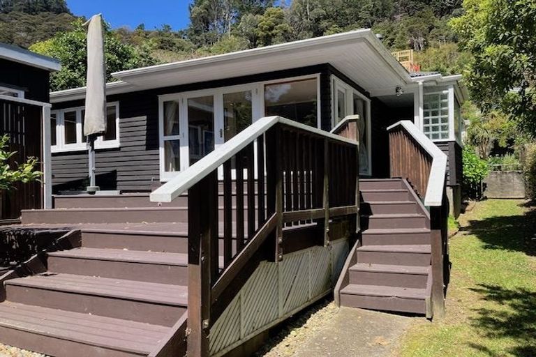 Photo of property in 8 Taungata Road, York Bay, Lower Hutt, 5013