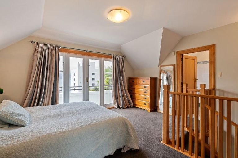 Photo of property in 210 Oriental Parade, Oriental Bay, Wellington, 6011