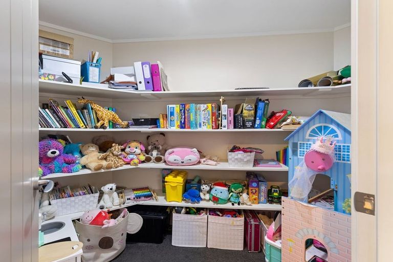 Photo of property in 6 Trump Place, Kelvin Grove, Palmerston North, 4414