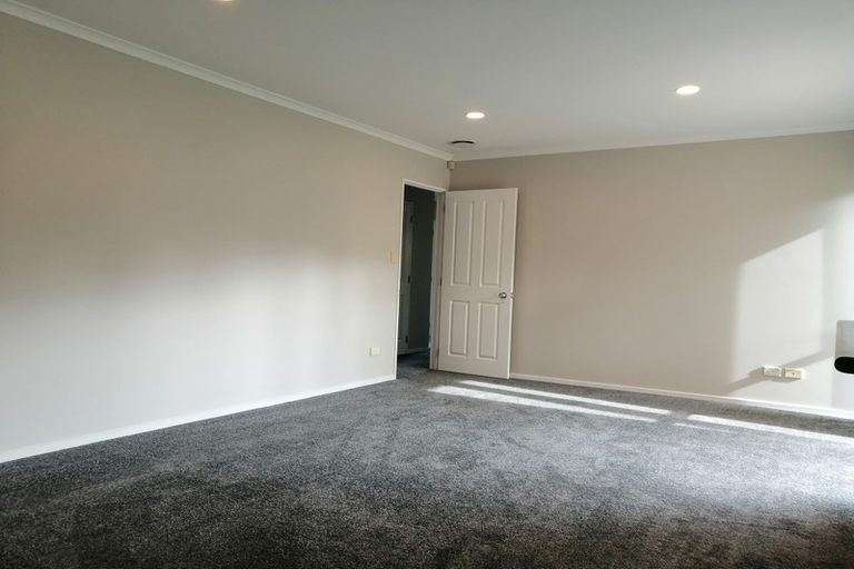 Photo of property in 12 Mellefont Close, East Tamaki Heights, Auckland, 2016
