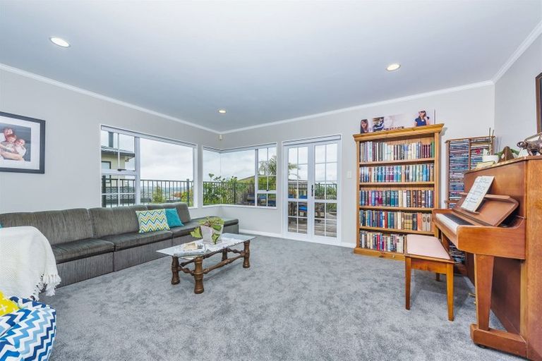 Photo of property in 9 Whiting Grove, West Harbour, Auckland, 0618