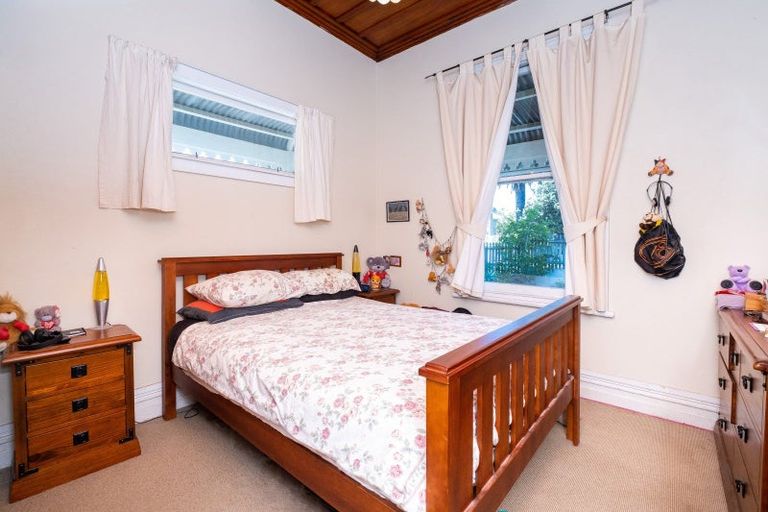 Photo of property in 27 Napier Terrace, Hospital Hill, Napier, 4110