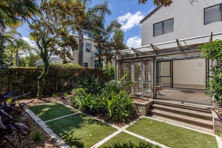 Photo of property in 34 Danica Esplanade, Te Atatu Peninsula, Auckland, 0610