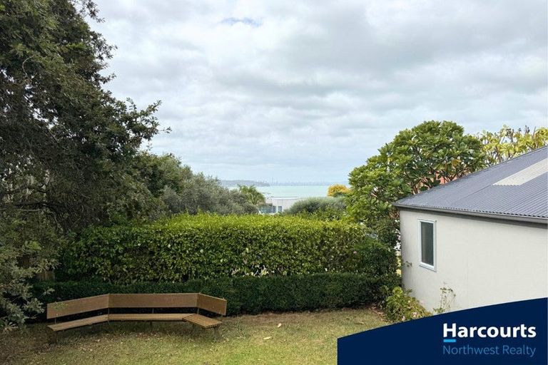 Photo of property in 86 Wiseley Road, West Harbour, Auckland, 0618