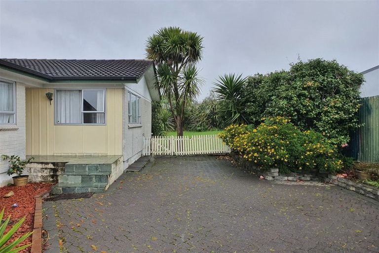 Photo of property in 17 Bodi Place, Te Atatu South, Auckland, 0610