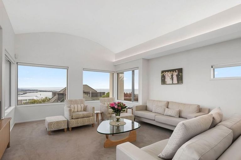 Photo of property in 32 Drayton Drive, Mount Pleasant, Christchurch, 8081