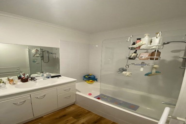 Photo of property in 9 Shale Avenue, Massey, Auckland, 0614