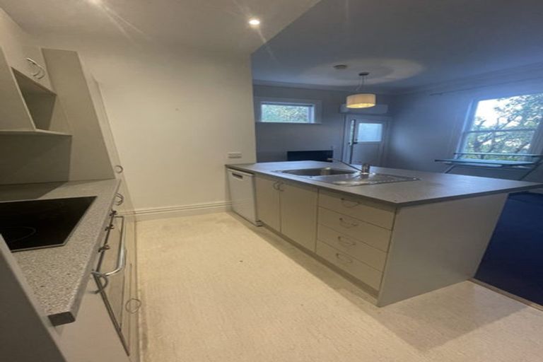 Photo of property in 152 Kelburn Parade, Kelburn, Wellington, 6012