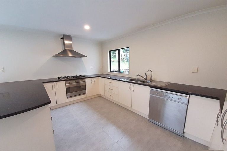 Photo of property in 17 Crimson Park, Oteha, Auckland, 0632