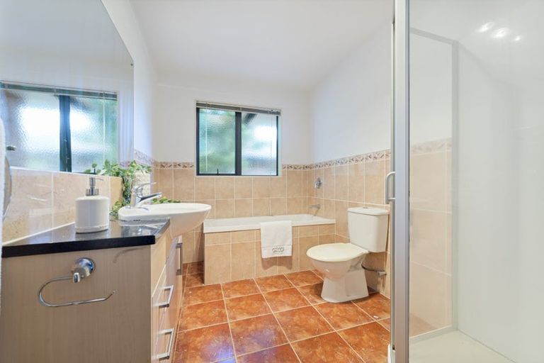 Photo of property in 33 South Kensington Way, Henderson, Auckland, 0612