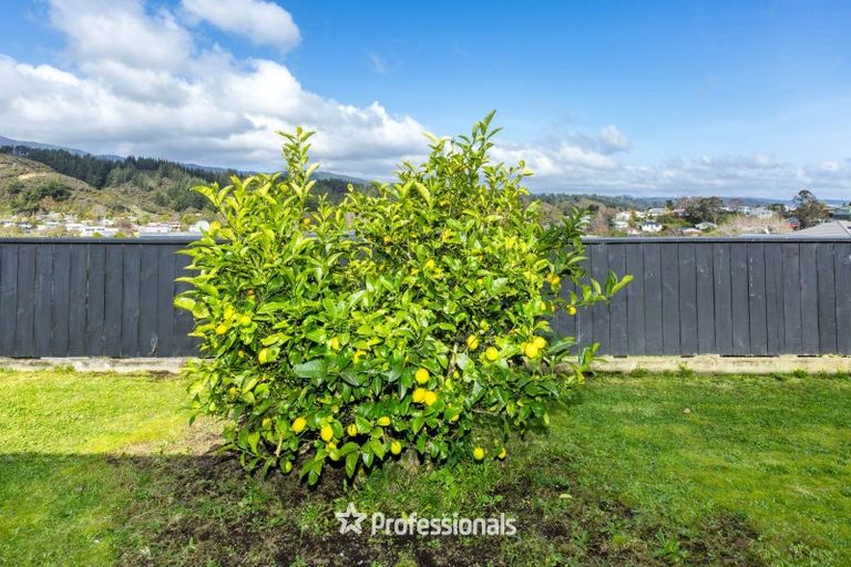 Photo of property in 88 Sunstone Crescent, Timberlea, Upper Hutt, 5018