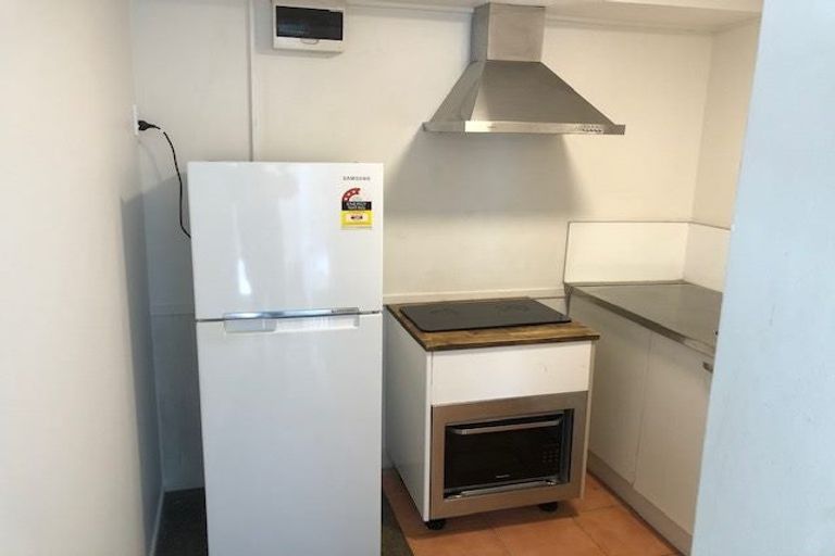 Photo of property in 20a Lyndfield Lane, Newlands, Wellington, 6037