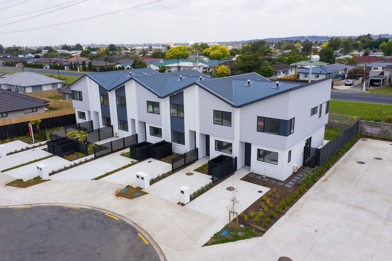 Photo of property in 32 Biplane Street, Takanini, 2112