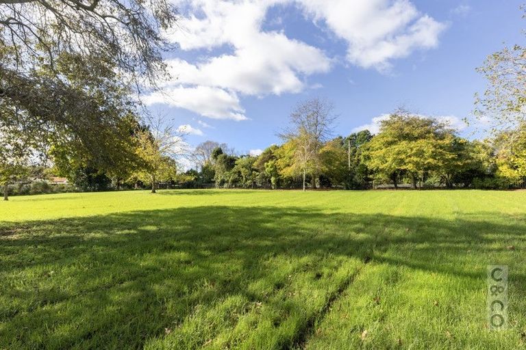 Photo of property in 408 Taupaki Road, Kumeu, 0892