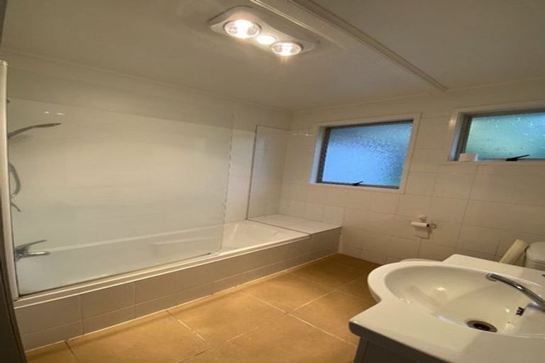 Photo of property in 5 Kama Place, Sunnynook, Auckland, 0620