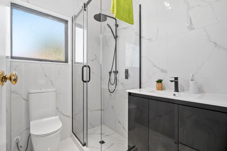 Photo of property in 2/4 Sutton Crescent, Papakura, 2110