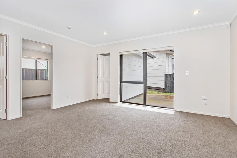 Photo of property in 96 Maplesden Drive, Clendon Park, Auckland, 2103
