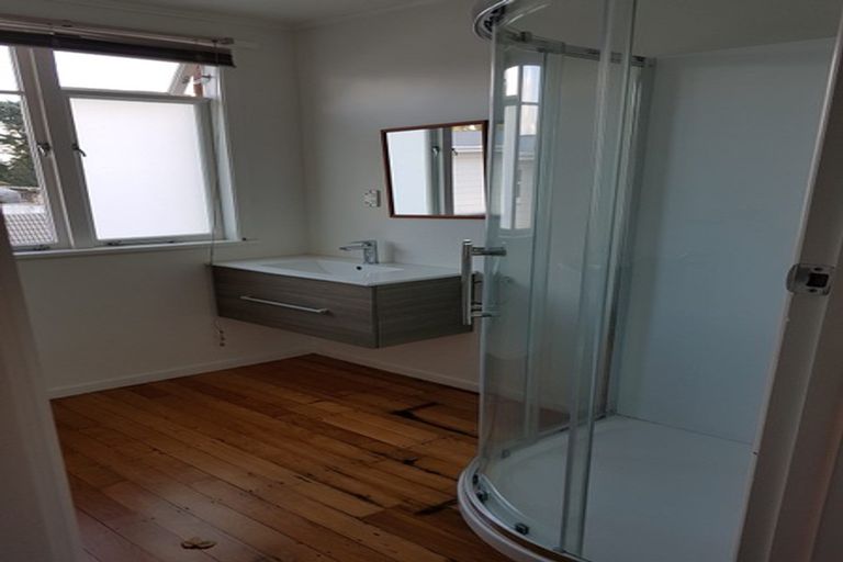 Photo of property in 176 Beach Haven Road, Beach Haven, Auckland, 0626