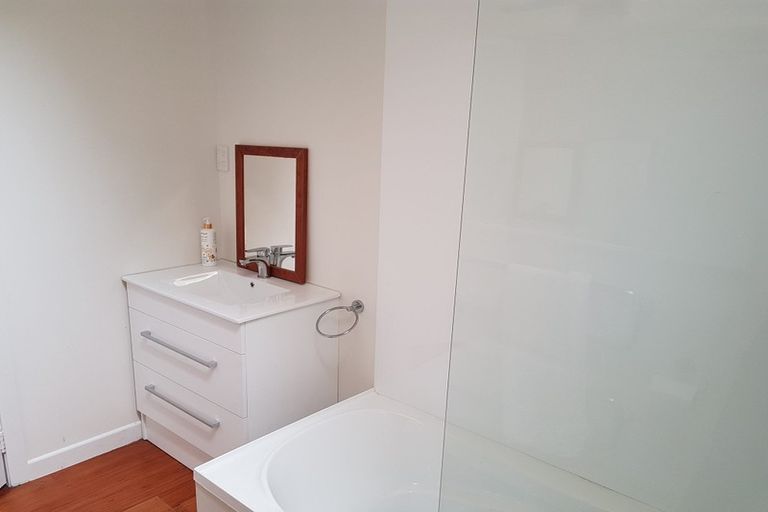 Photo of property in 176 Beach Haven Road, Beach Haven, Auckland, 0626