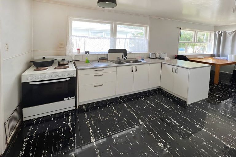 Photo of property in 20 Thornlow Street, Glendene, Auckland, 0602