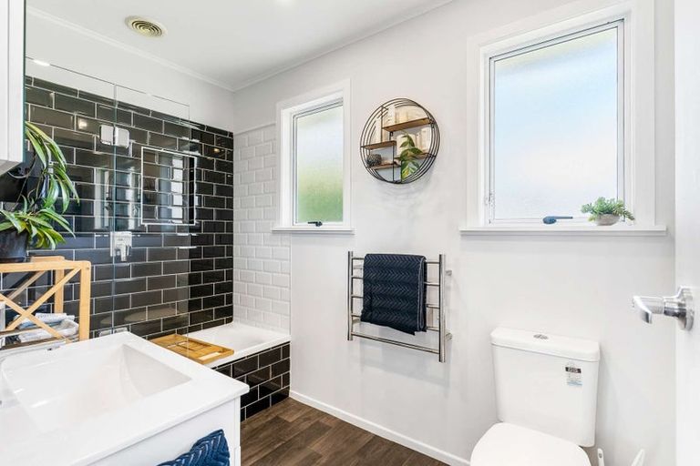 Photo of property in 47 Megan Avenue, Pakuranga Heights, Auckland, 2010