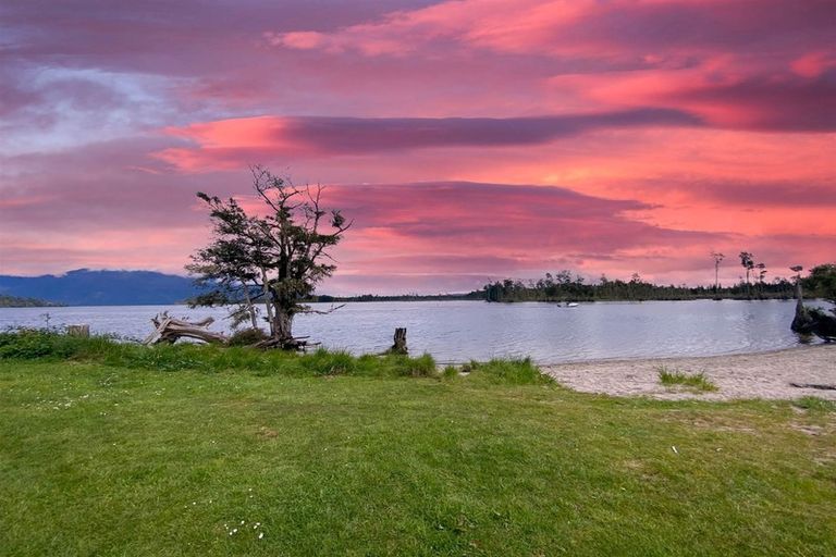 Photo of property in 103 Cashmere Bay Road, Moana, 7875