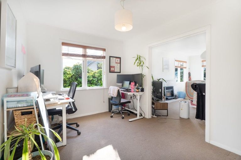 Photo of property in 22 Lyndfield Lane, Newlands, Wellington, 6037