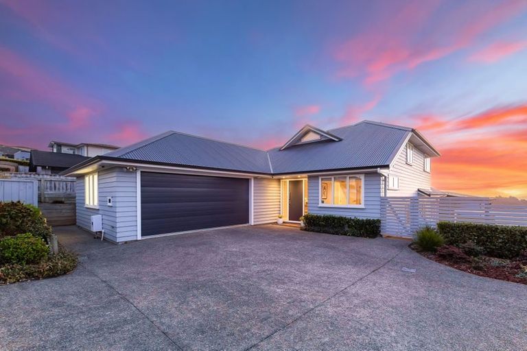 Photo of property in 135 Endeavour Drive, Whitby, Porirua, 5024