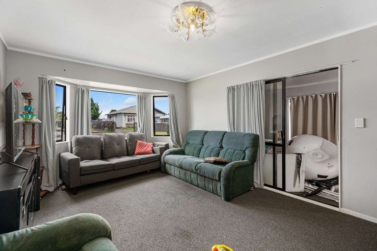 Photo of property in 127 Maplesden Drive, Clendon Park, Auckland, 2103