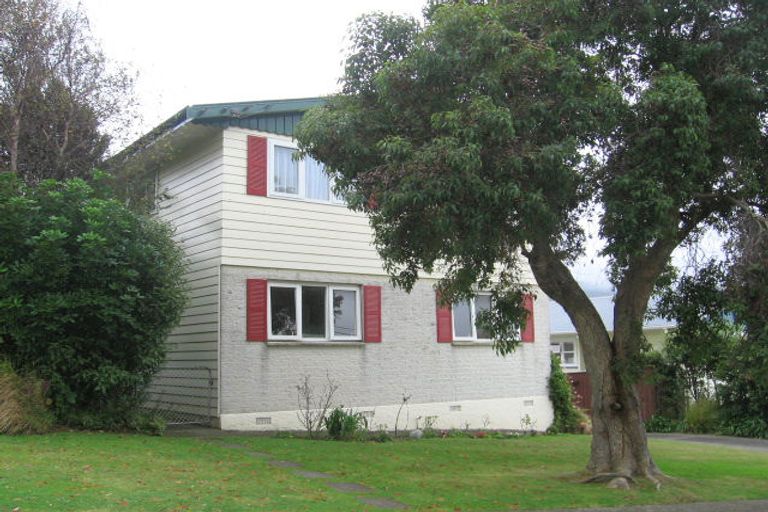 Photo of property in 24 Saint Edmund Crescent, Tawa, Wellington, 5028