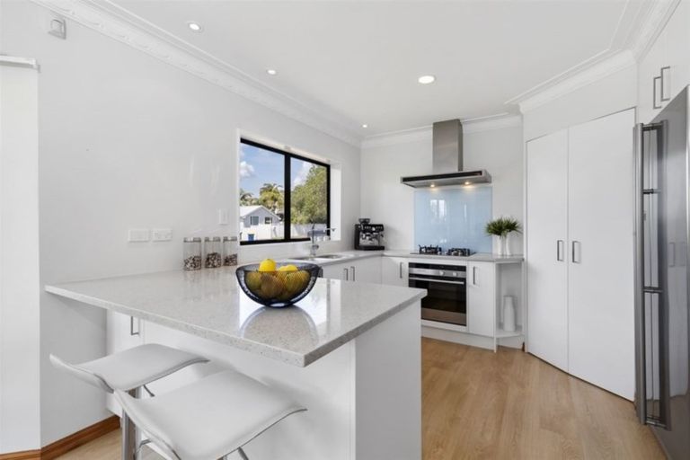 Photo of property in 2/20a Old Lake Road, Narrow Neck, Auckland, 0624