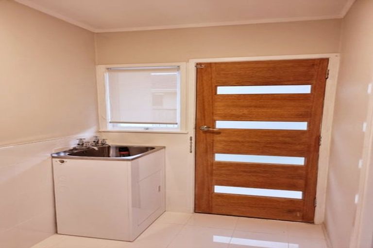 Photo of property in 2/55 Orams Road, Hillpark, Auckland, 2102