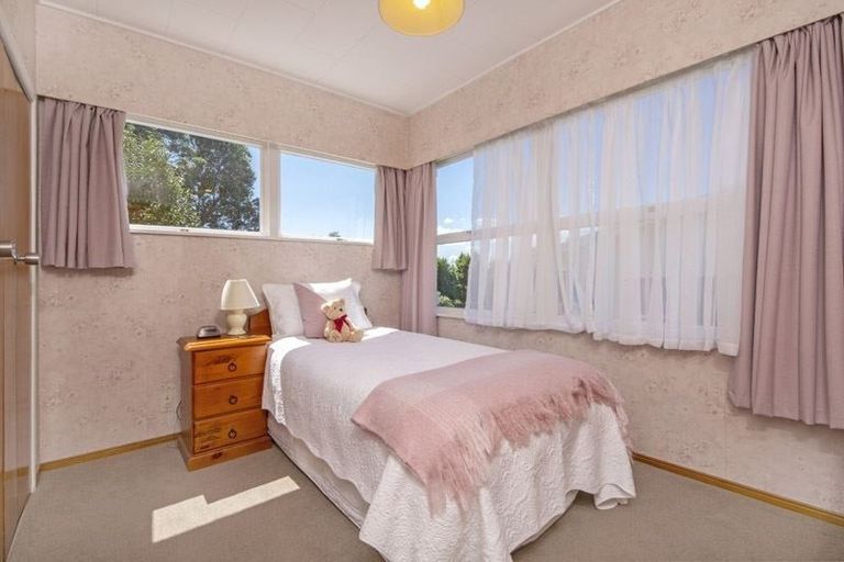 Photo of property in 16 Ellesmere Crescent, Pakuranga Heights, Auckland, 2010