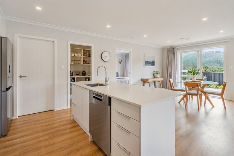 Photo of property in 15 Rewarewa Way, Timberlea, Upper Hutt, 5018
