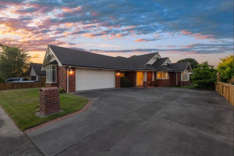 Photo of property in 6 La Lena Grove, Fitzherbert, Palmerston North, 4410