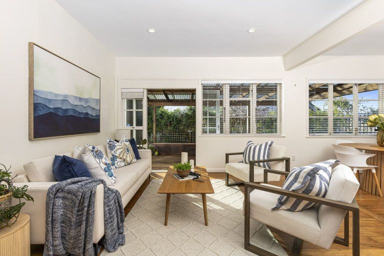 Photo of property in 42 Alice Street, Riverhead, 0820