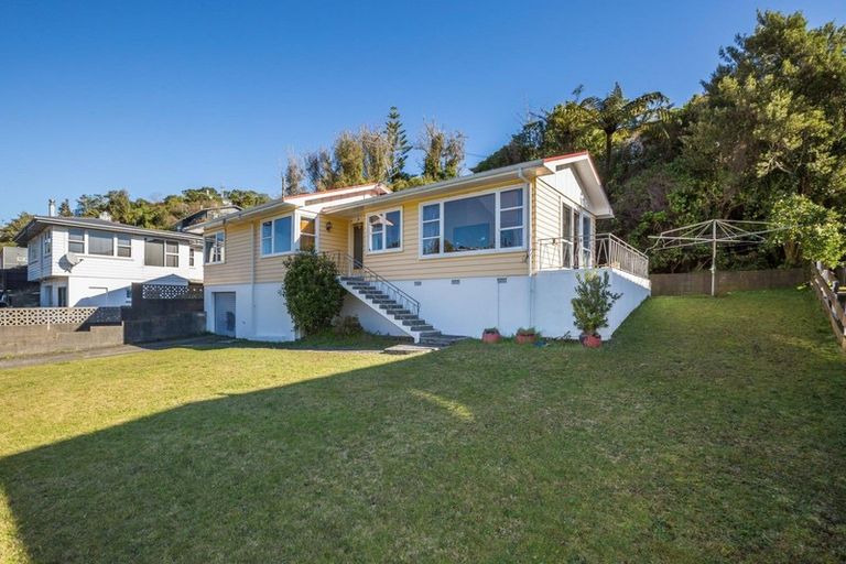 Photo of property in 141 Newlands Road, Newlands, Wellington, 6037