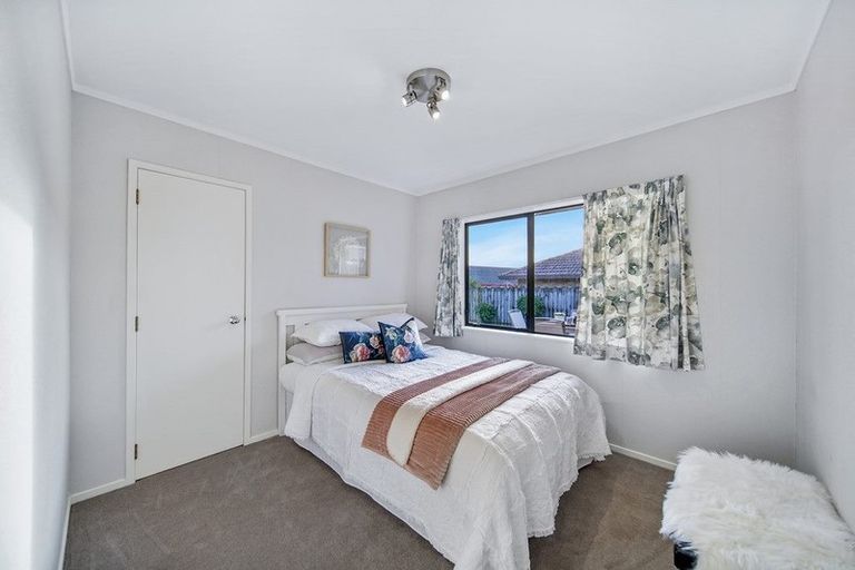 Photo of property in 2/32 Headcorn Place, Botany Downs, Auckland, 2010