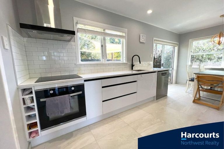 Photo of property in 1/86 Tirimoana Road, Te Atatu South, Auckland, 0602