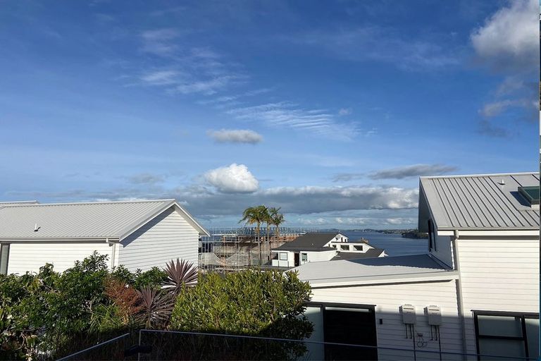 Photo of property in 1/10 Newburn Road, Waiake, Auckland, 0630