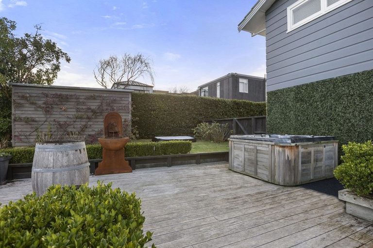 Photo of property in 84 Marine Parade, Mellons Bay, Auckland, 2014