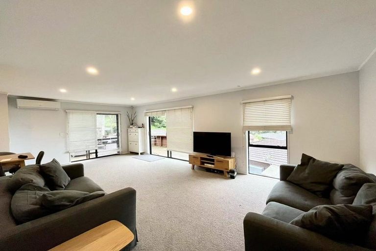 Photo of property in 2/36 Greenvalley Rise, Glenfield, Auckland, 0629