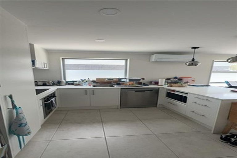 Photo of property in 28a Yeovil Road, Te Atatu Peninsula, Auckland, 0610