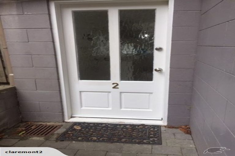 Photo of property in 24 Holdaway Avenue, Northcote, Auckland, 0627