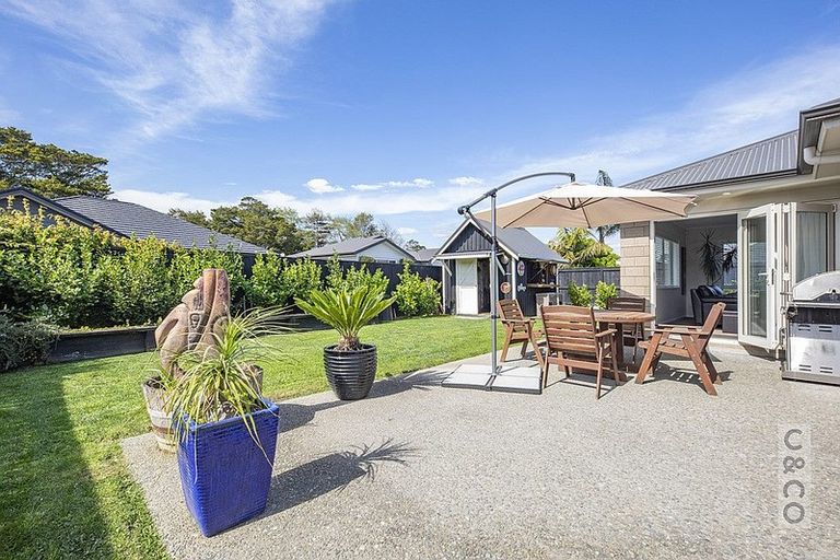 Photo of property in 8 Larmer Drive, Kumeu, 0810