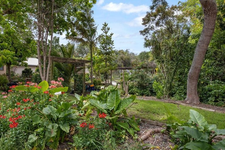 Photo of property in 1688 South Head Road, South Head, Helensville, 0874