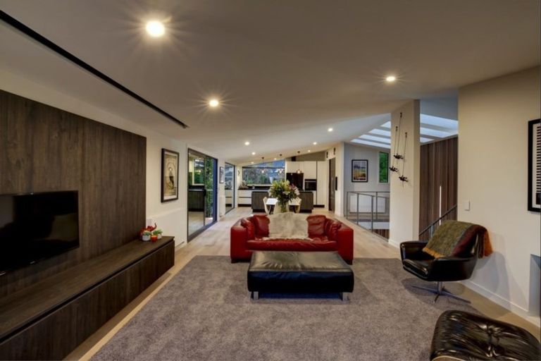 Photo of property in 34 Cedar Drive, Kelvin Heights, Queenstown, 9300