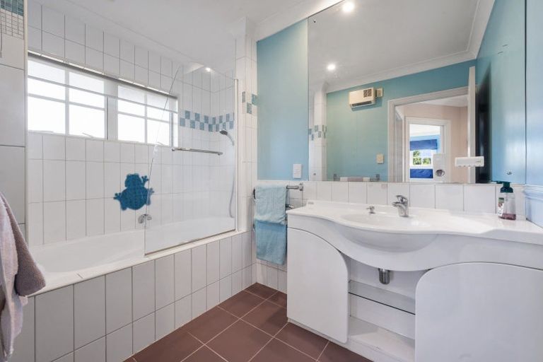 Photo of property in 8 Kerry Dell, Cockle Bay, Auckland, 2014