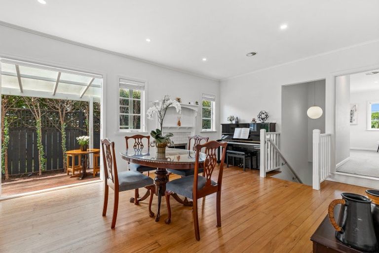 Photo of property in 28 Hanlon Crescent, Narrow Neck, Auckland, 0624